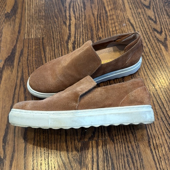 J. Slides caramel suede slip on loafers padded heel “tongue”. White sidewalls. - Picture 3 of 8